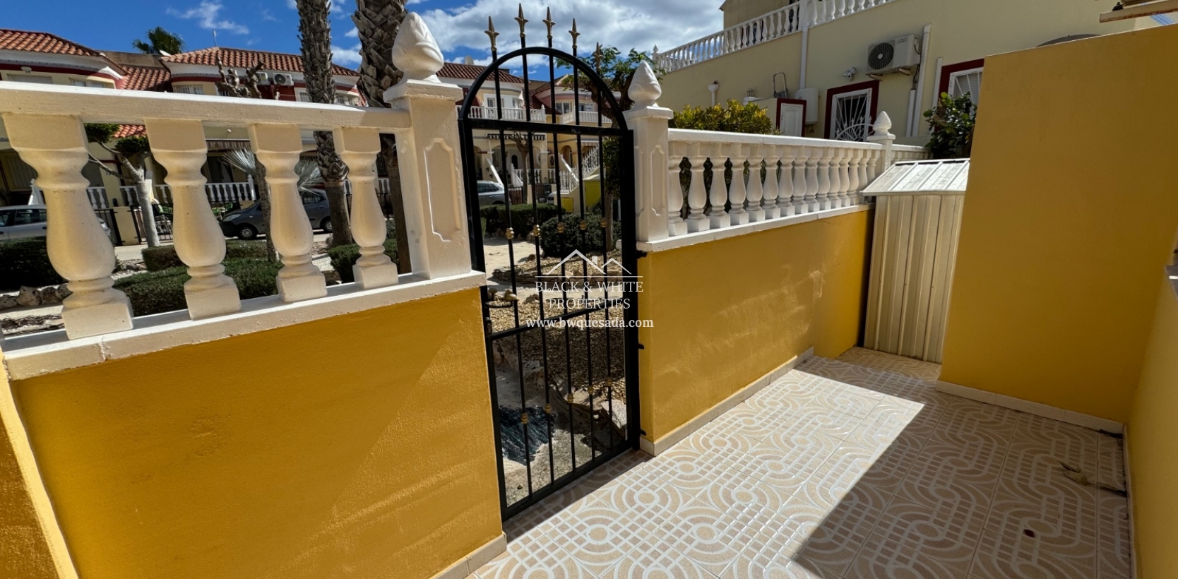 Resale - Townhouse - Lo Crispin